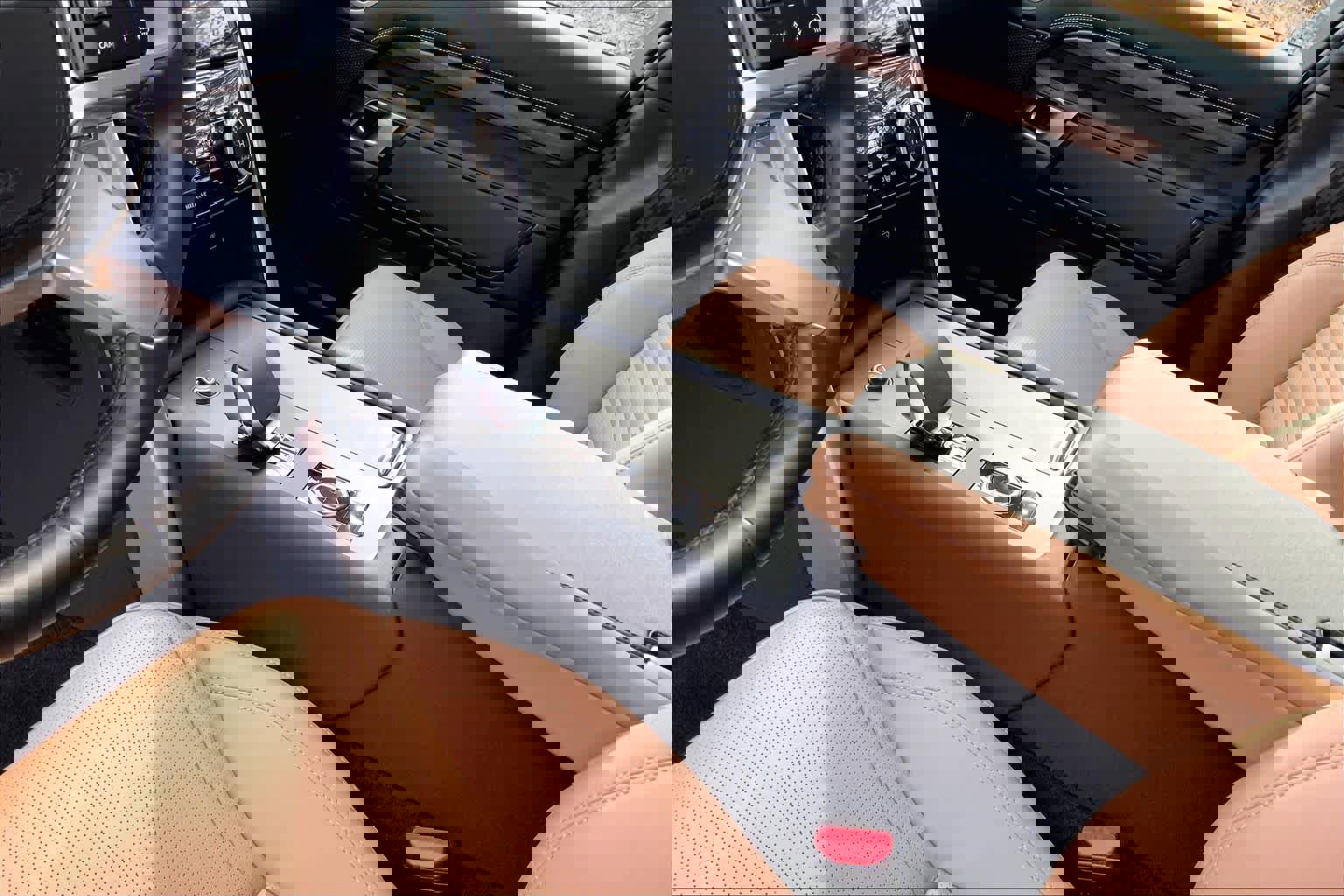 Used 2025 Land Rover Discovery Dynamic SE image 15