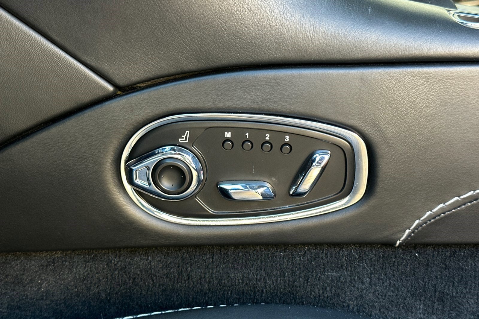 Used 2018 Aston Martin DB11 V12 image 15