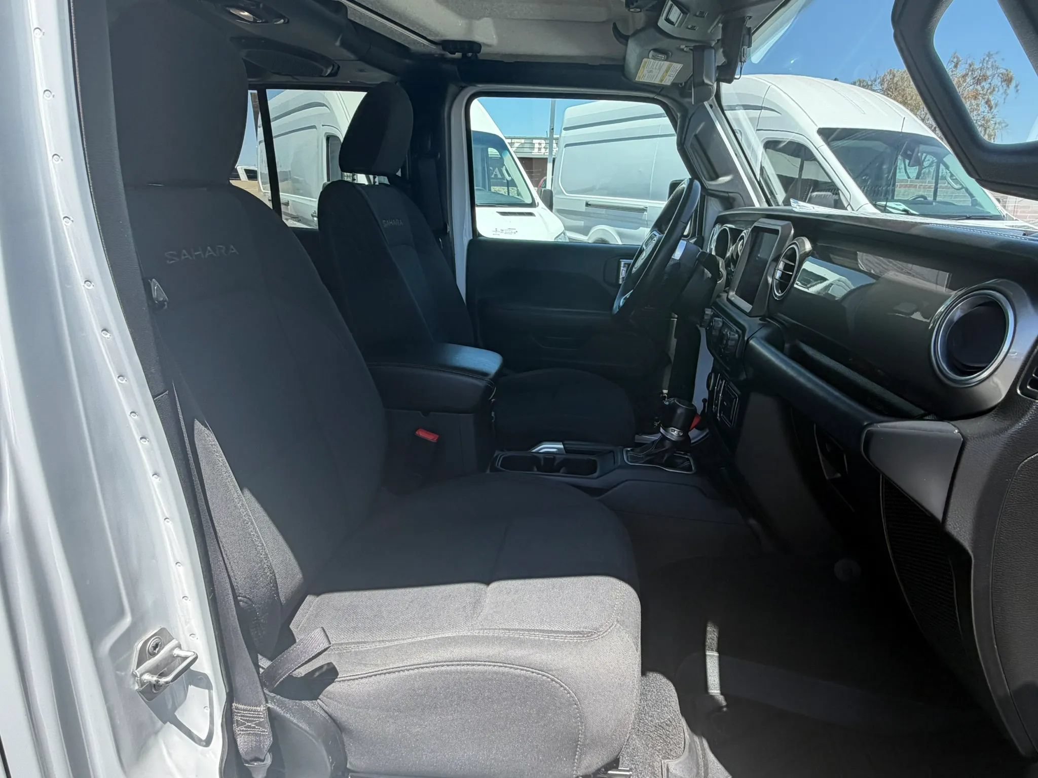 Used 2018 Jeep Wrangler Unlimited Sahara w/ Uconnect 4C Nav & Sound Group AWD/4WD image 15