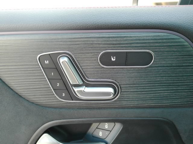 Used 2023 Mercedes-Benz EQB 300 4MATIC image 17
