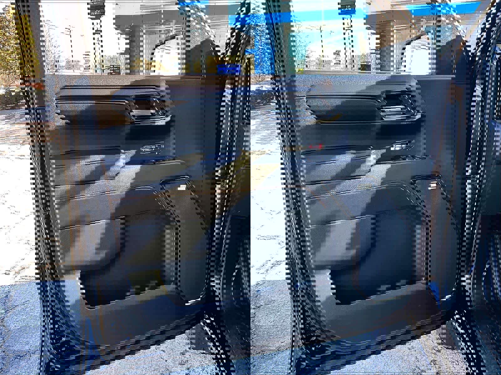 Used 2023 GMC Sierra 1500 AT4 w/ Technology Package image 9