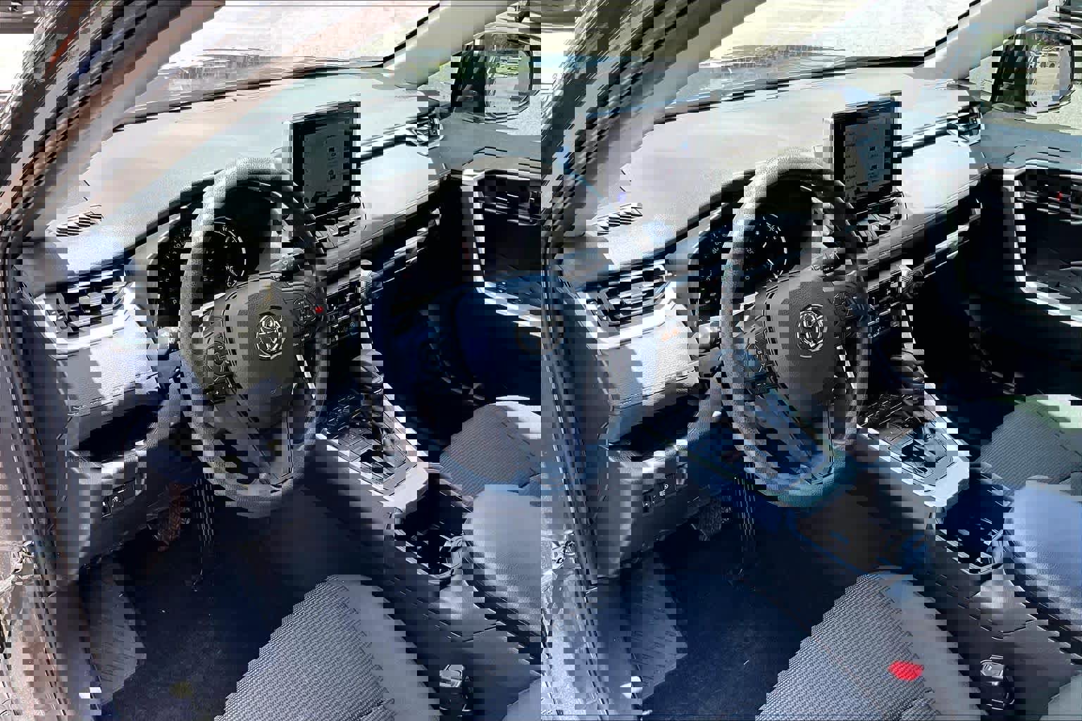 Used 2024 Toyota RAV4 LE FWD image 17