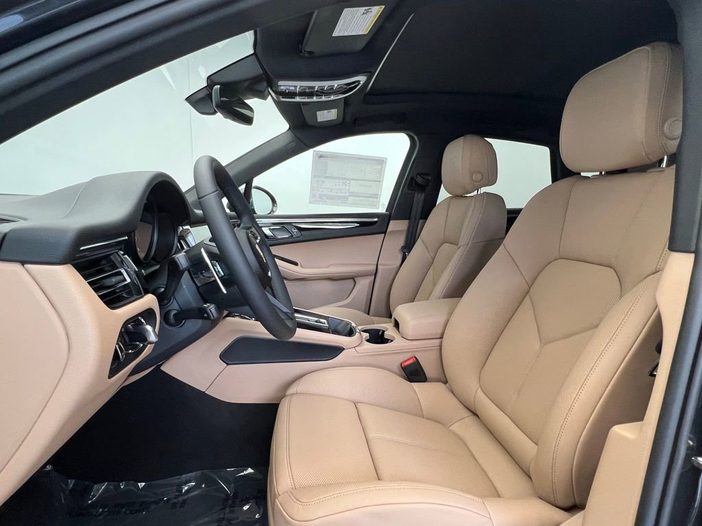 Certified 2025 Porsche Macan image 5