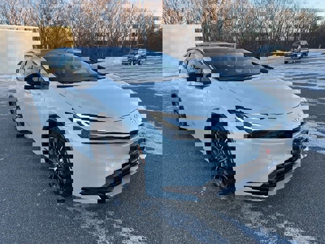 Used 2025 Toyota Prius XLE image 3
