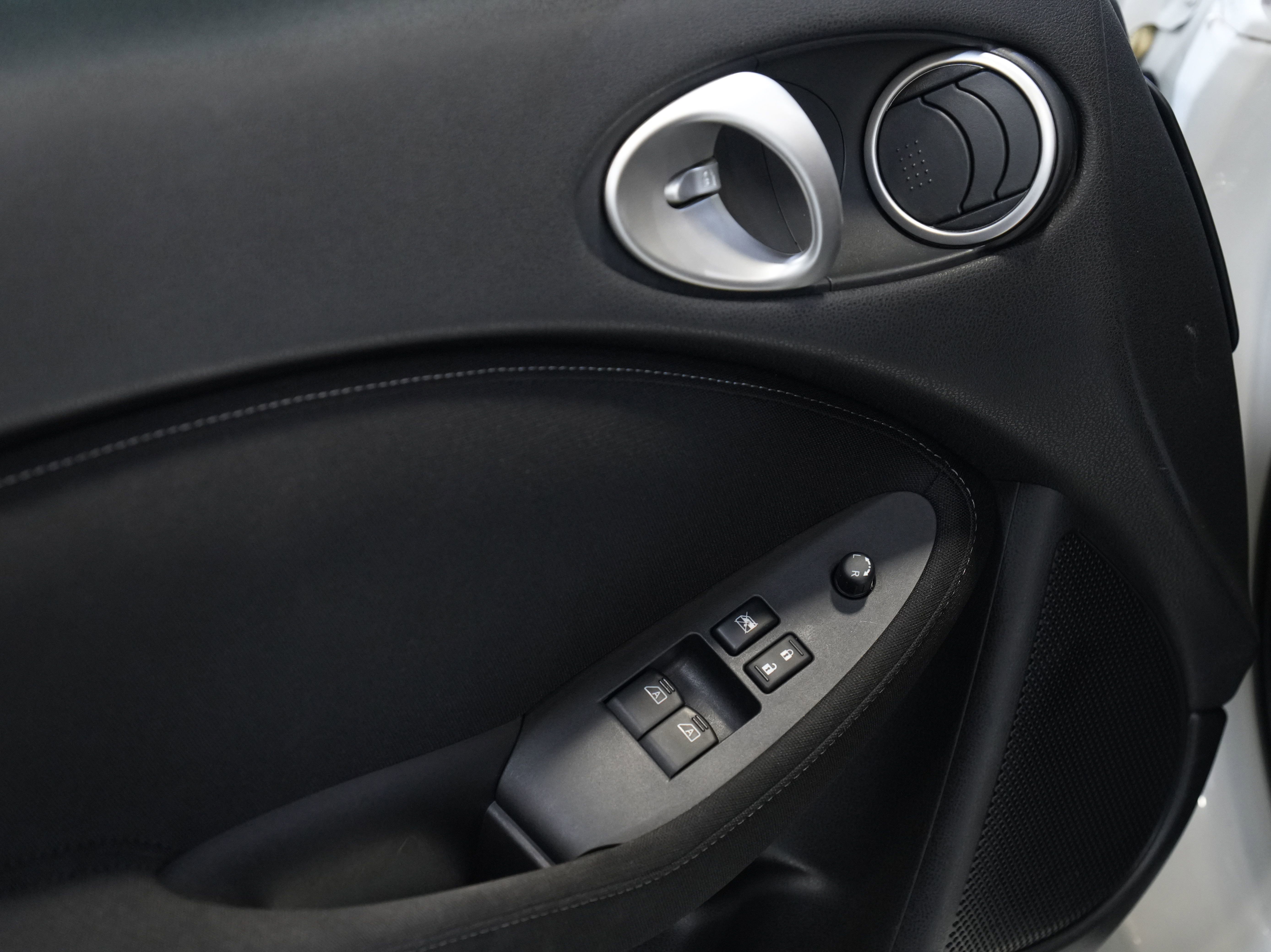 Used 2016 Nissan 370Z Touring RWD image 21