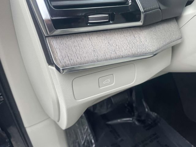 Used 2023 Volvo XC90 B6 Ultimate w/ Protection Package image 24