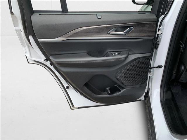 New 2025 Jeep Grand Cherokee Limited w/ Luxury Tech Group II image 19