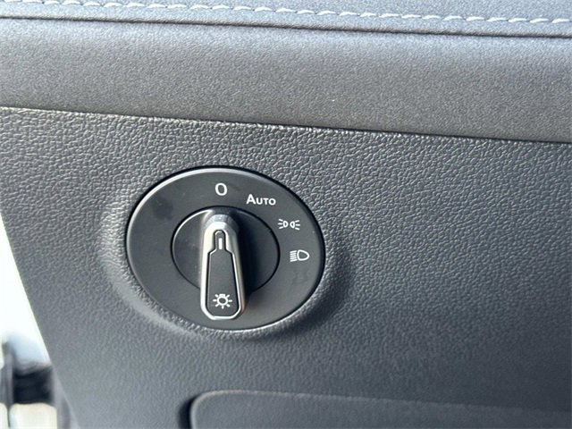 Used 2025 Volkswagen Taos SE image 18