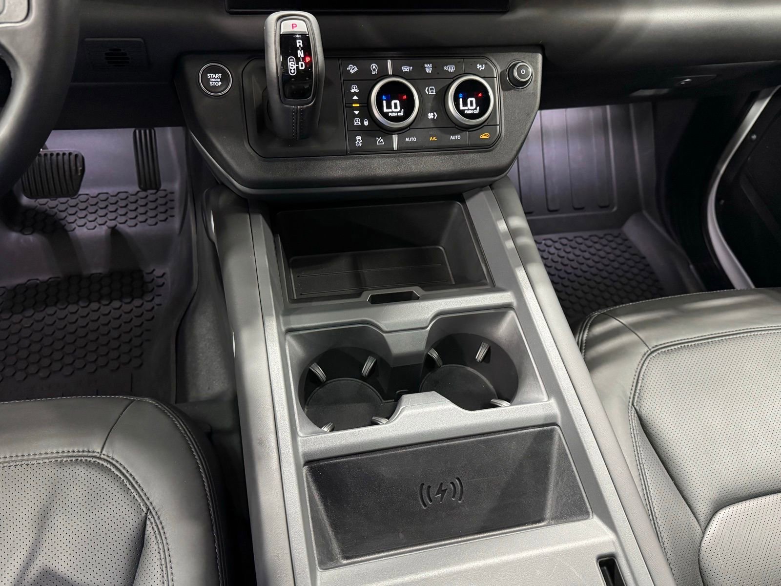Used 2025 Land Rover Defender 110 X-Dynamic SE image 17