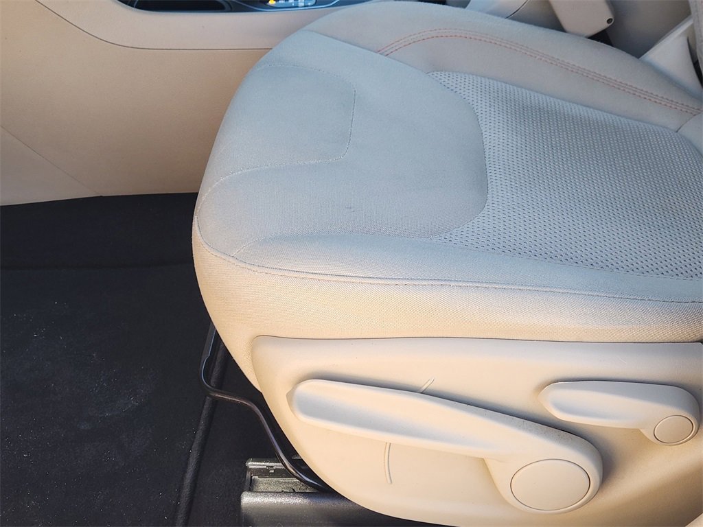 Used 2019 Jeep Cherokee Latitude w/ Popular Appearance Group image 25