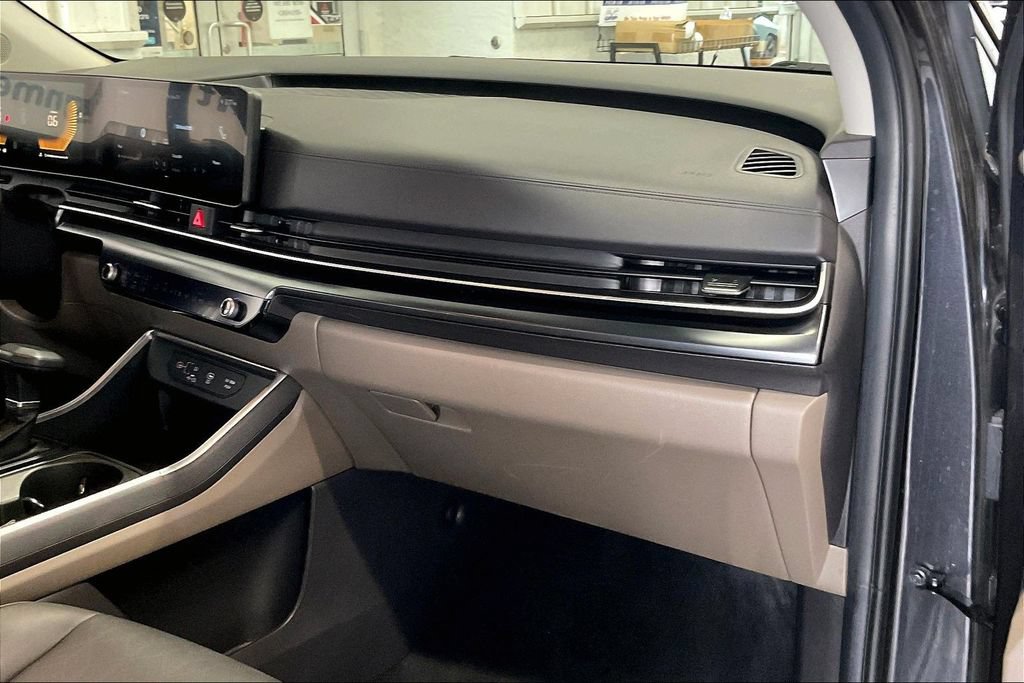 Used 2026 Kia Carnival FWD image 24