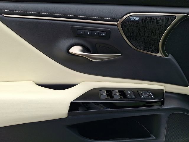 Used 2022 Lexus ES 300h w/ Accessory Package FWD image 12