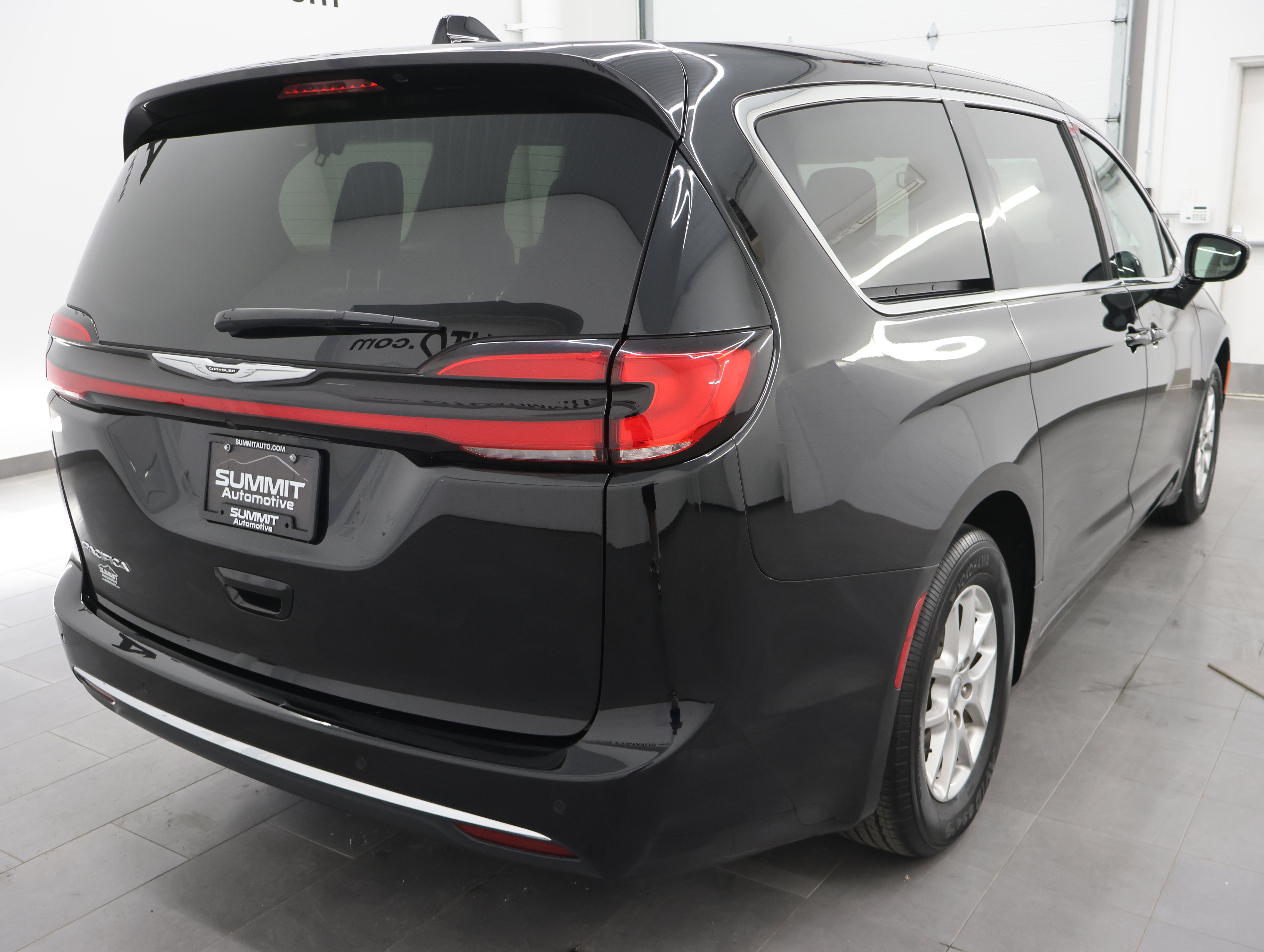 Used 2024 Chrysler Pacifica Touring-L FWD image 5