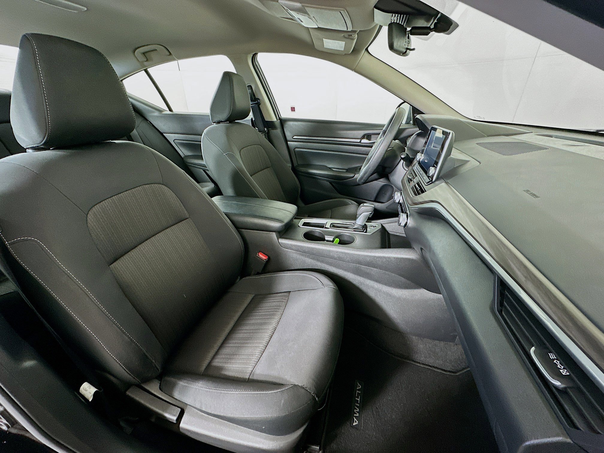 Used 2025 Nissan Altima 2.5 SV FWD image 29