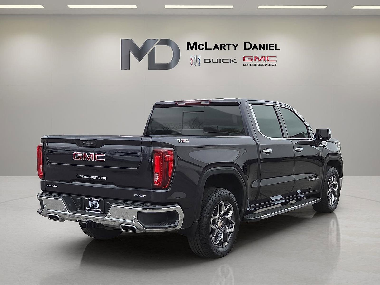 Used 2025 GMC Sierra 1500 SLT w/ SLT Premium Plus Package AWD/4WD image 5