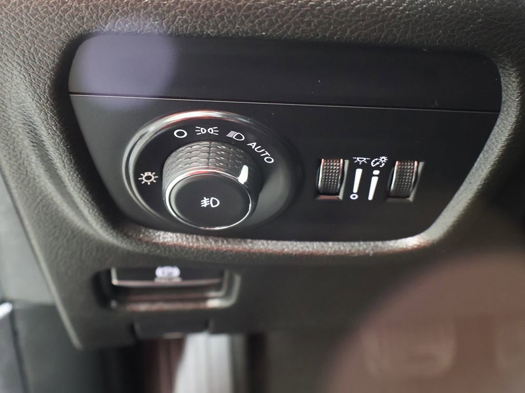 Used 2023 Jeep Grand Cherokee Limited AWD/4WD image 34