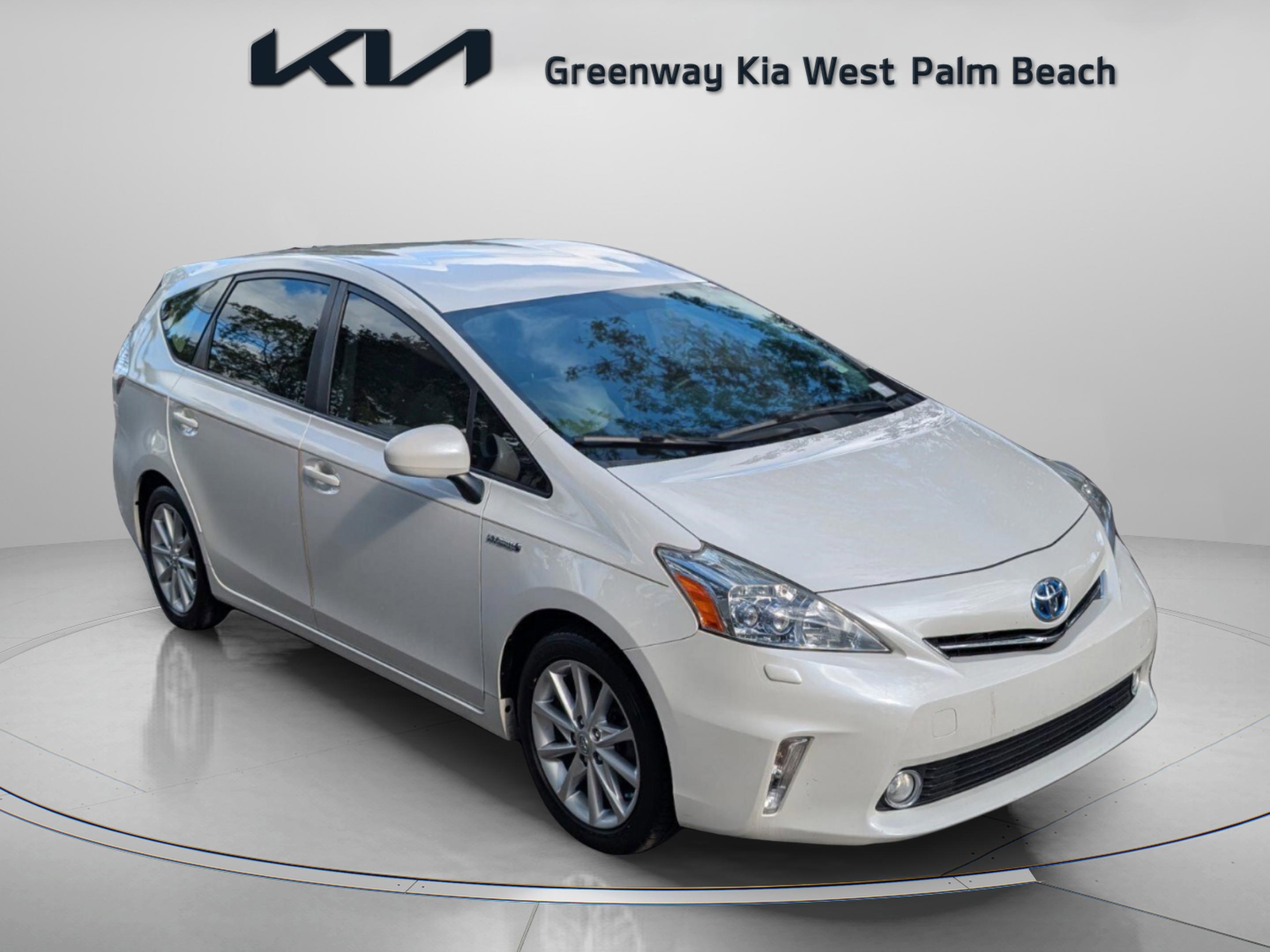 Used 2013 Toyota Prius V Five image 2