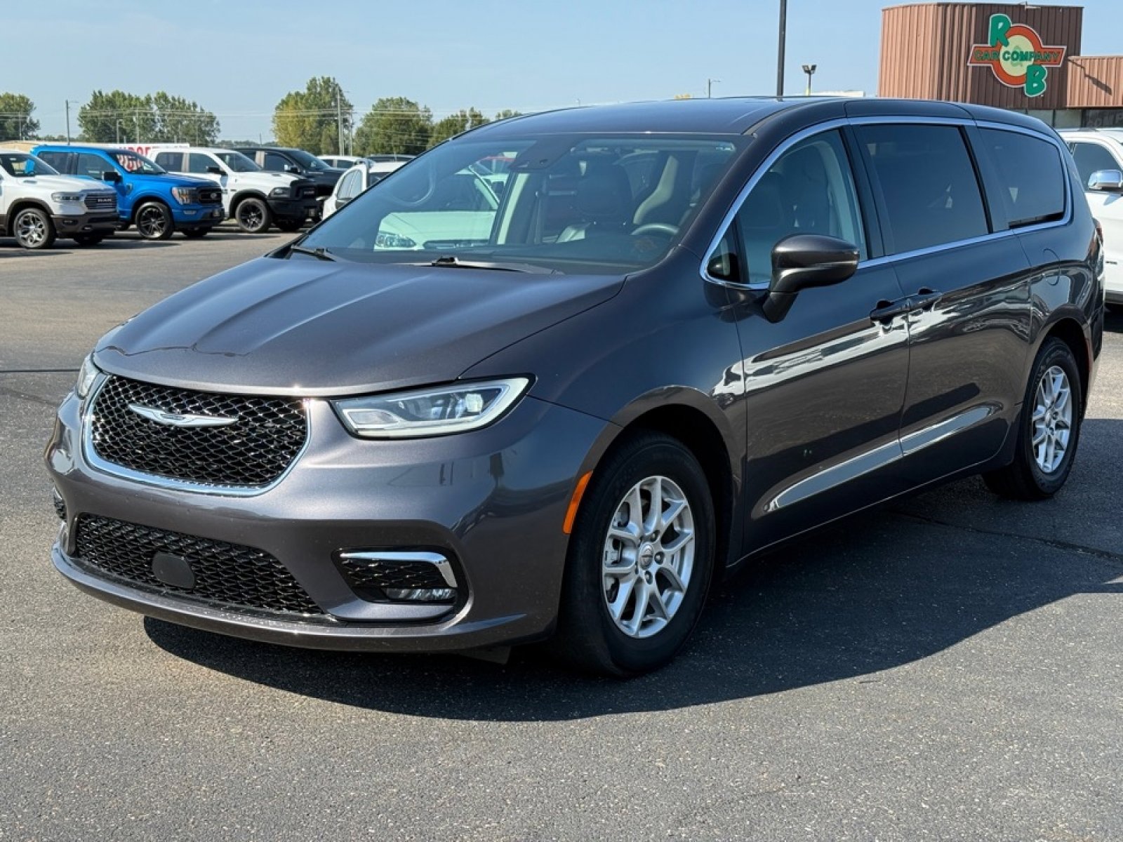 Used 2023 Chrysler Pacifica Touring-L image 4