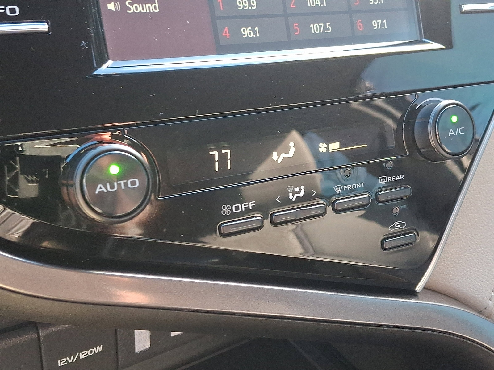 Used 2018 Toyota Camry SE image 15