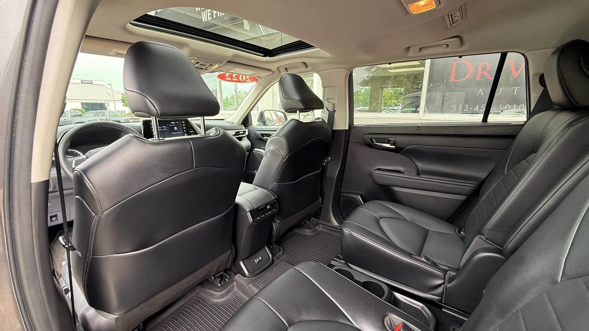 Used 2022 Toyota Highlander XLE AWD/4WD image 12