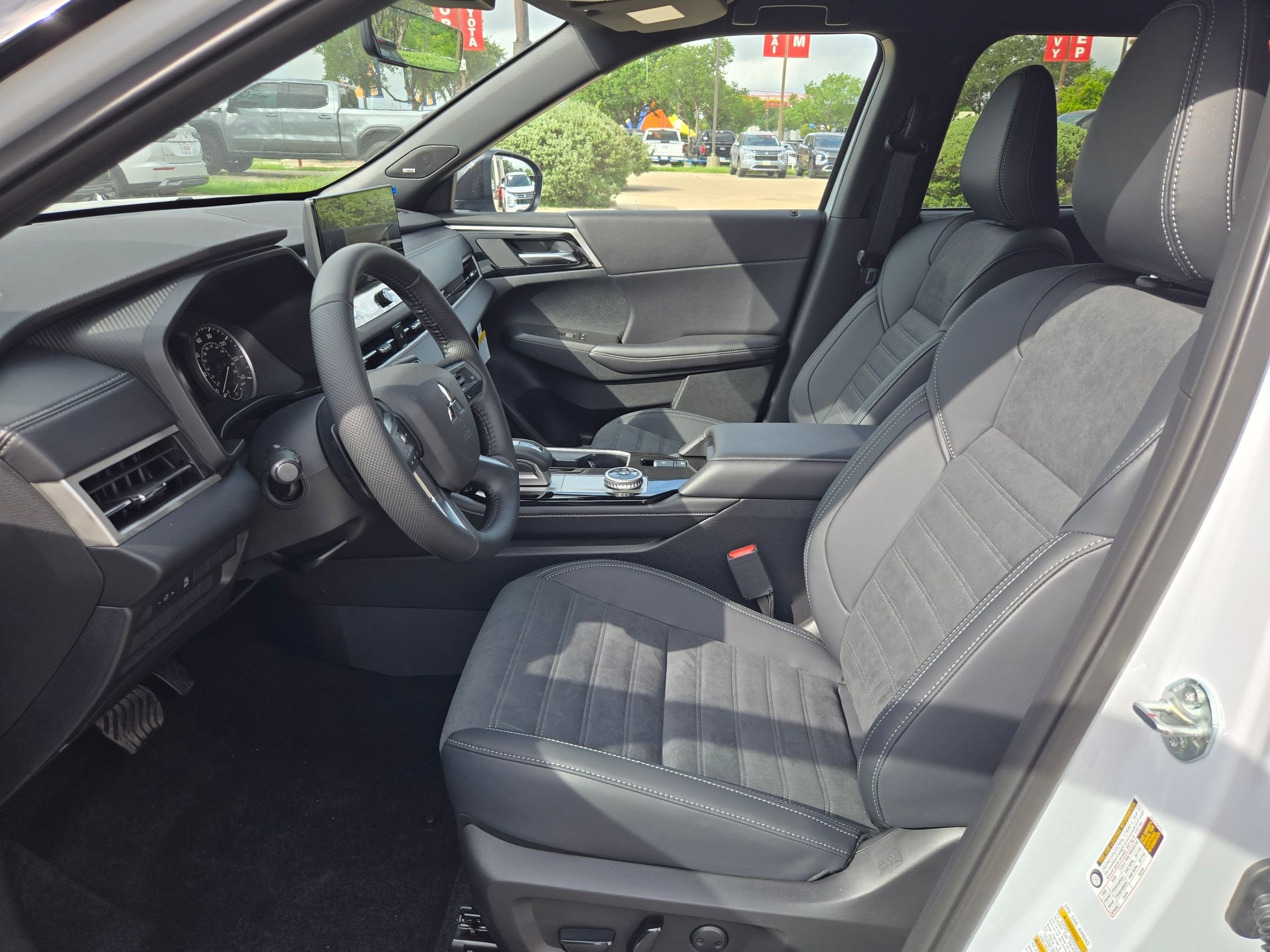 New 2026 Mitsubishi Outlander LE AWD/4WD image 9