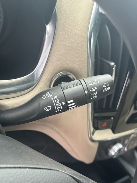 Used 2022 Chevrolet Traverse LS FWD image 28