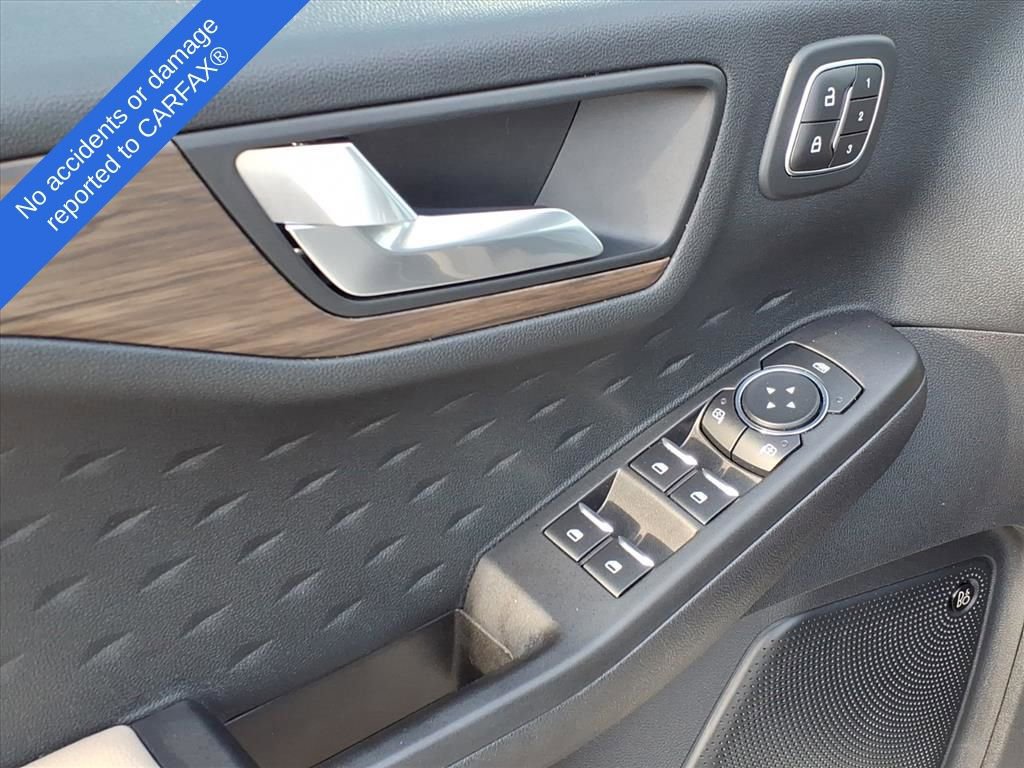 Used 2020 Ford Escape Titanium image 17