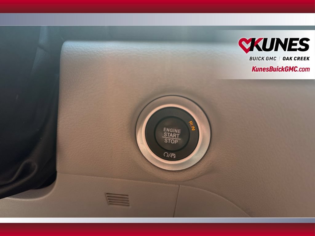 Used 2023 Chrysler Pacifica Touring-L FWD image 33