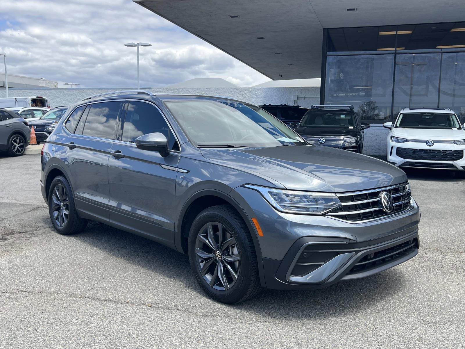 Certified 2023 Volkswagen Tiguan SE w/ Panoramic Sunroof Package FWD image 29
