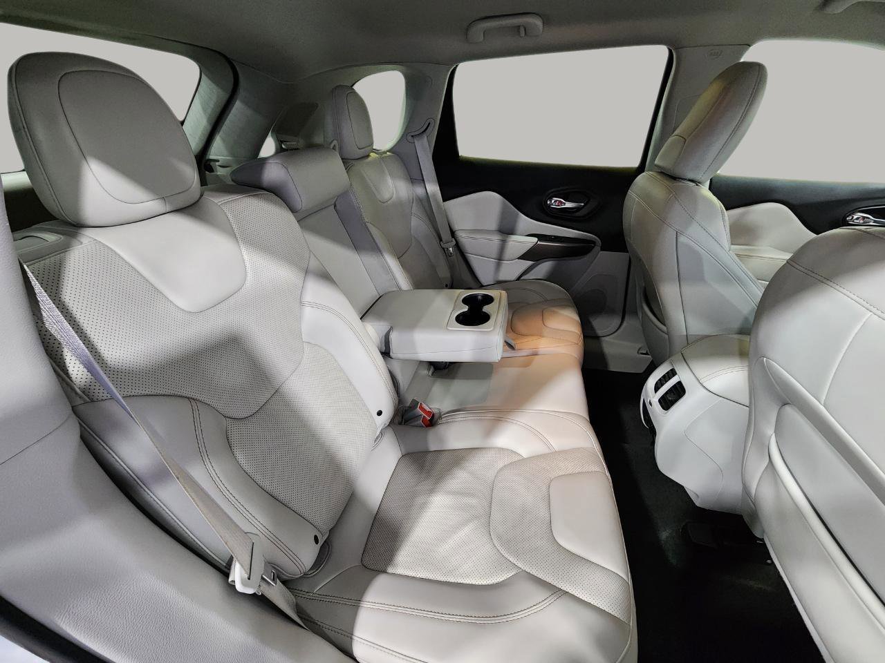 Used 2019 Jeep Cherokee Limited AWD/4WD image 30