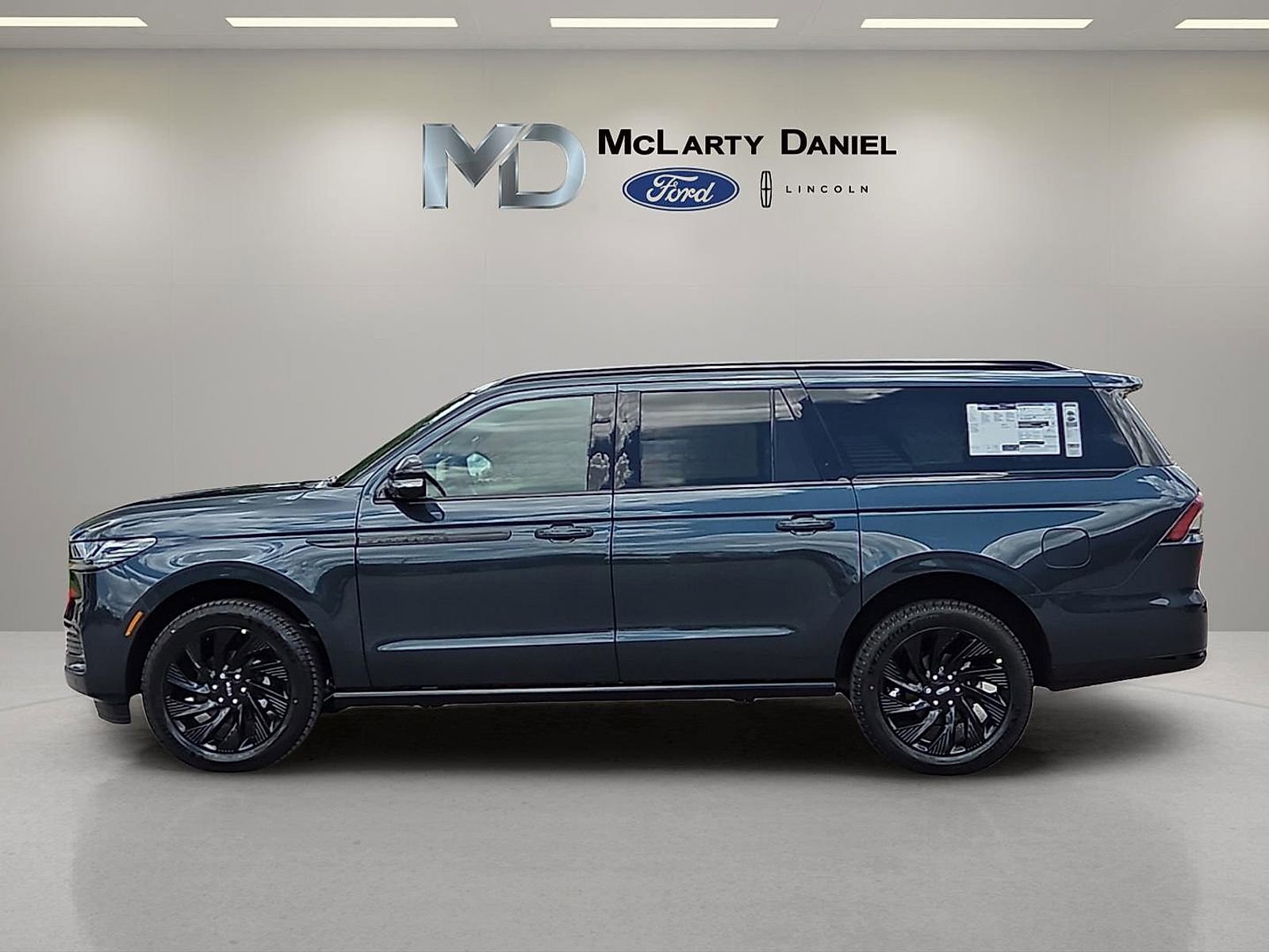 New 2026 Lincoln Navigator L Reserve w/ Jet Appearance Package AWD/4WD image 3