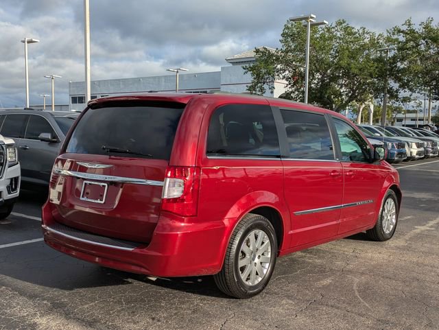 Used 2014 Chrysler Town & Country Touring image 4