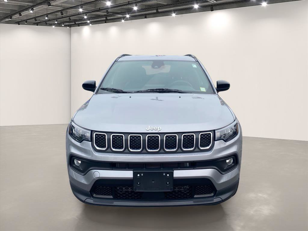 Used 2023 Jeep Compass Latitude w/ Convenience Group AWD/4WD image 2
