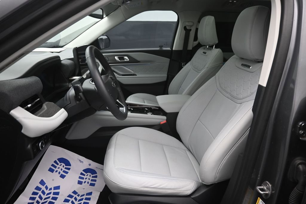 Certified 2025 Ford Explorer Platinum w/ Ultimate Package AWD/4WD image 18