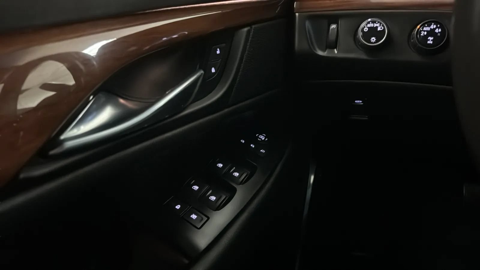 Used 2016 Cadillac Escalade Premium AWD/4WD image 17