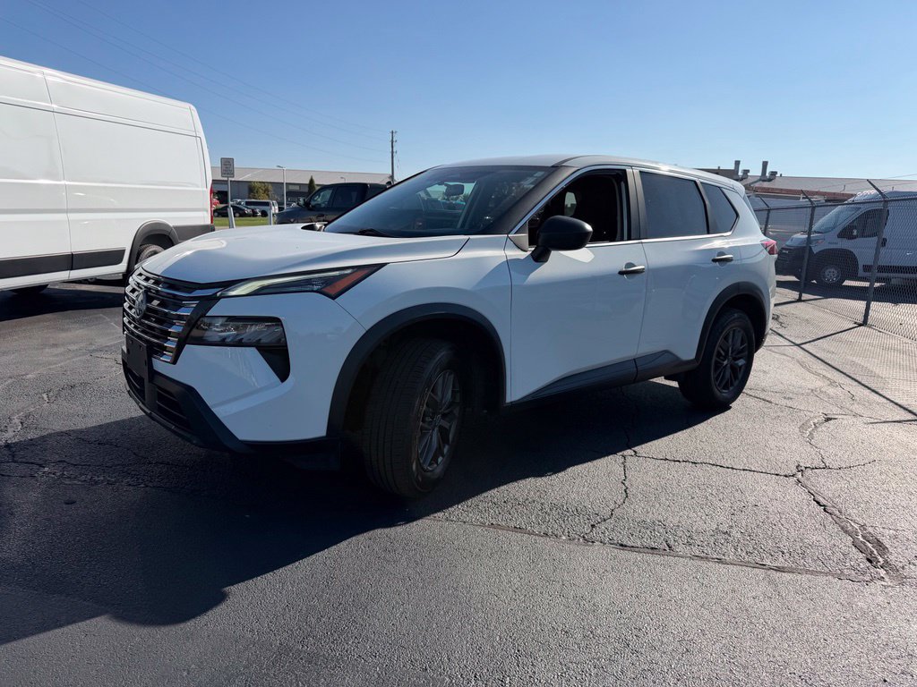 Used 2024 Nissan Rogue S FWD image 3