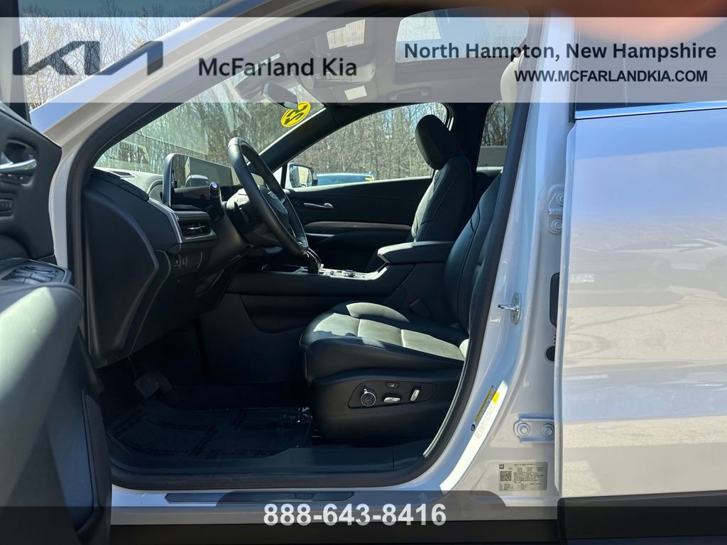 Used 2025 Cadillac XT4 Premium Luxury image 12
