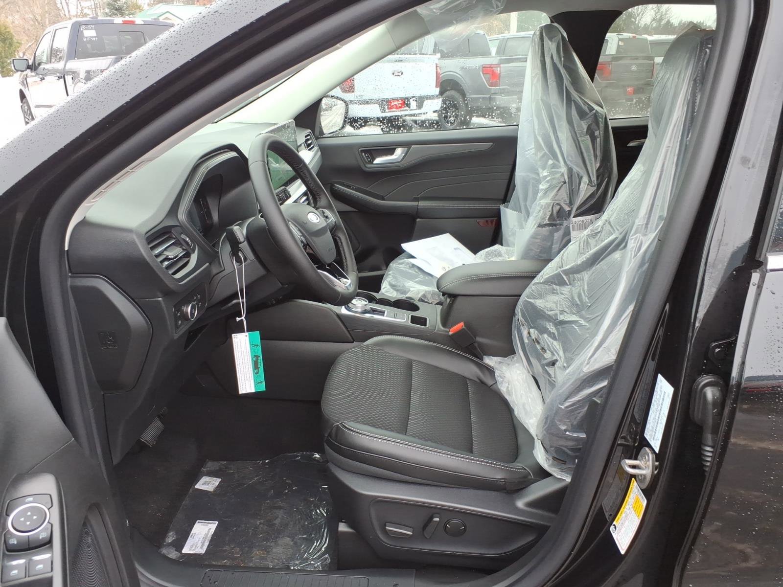 New 2026 Ford Escape SE w/ Class II Trailer Tow Package image 5