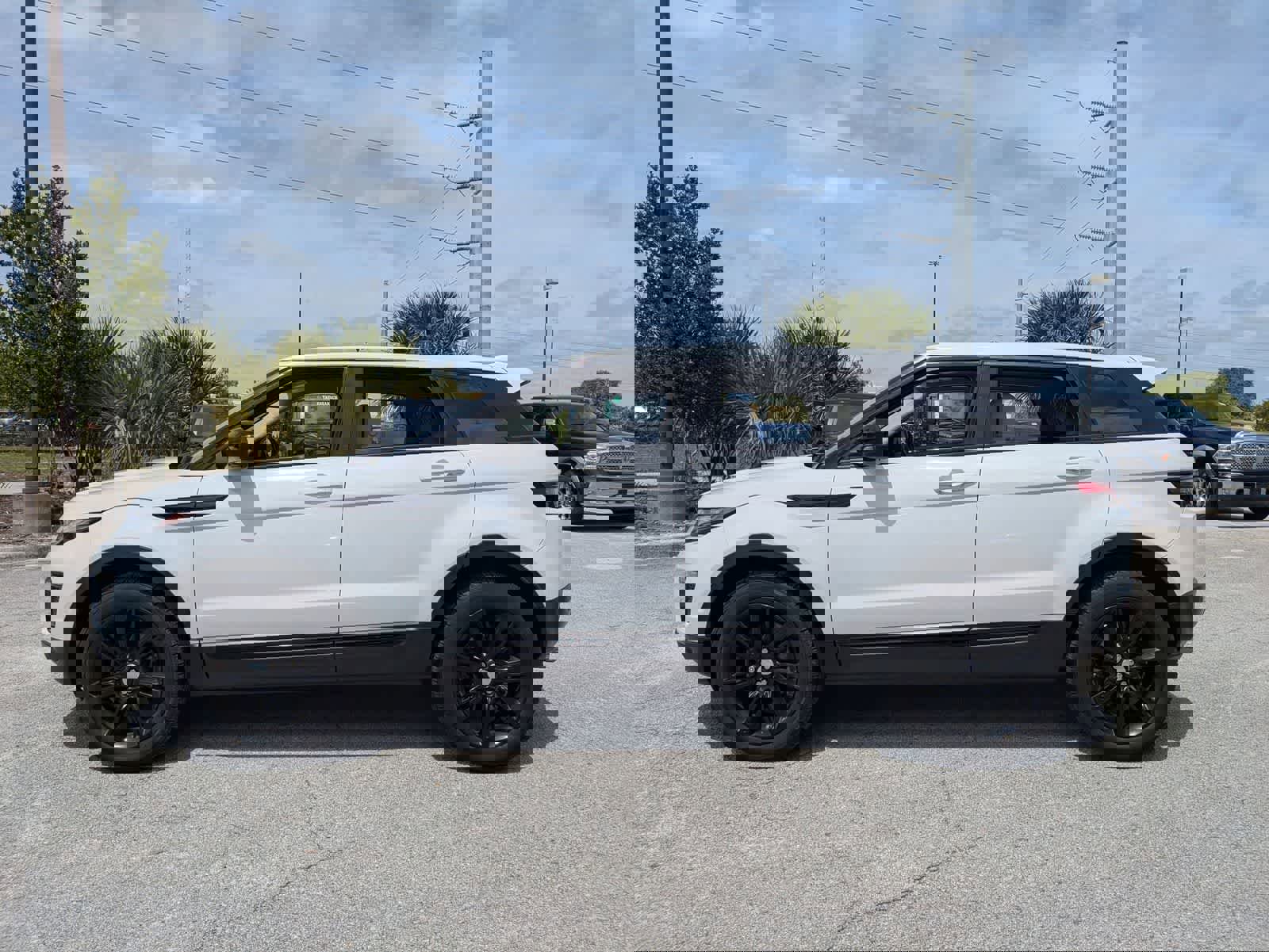 Used 2019 Land Rover Range Rover Evoque SE Premium image 7