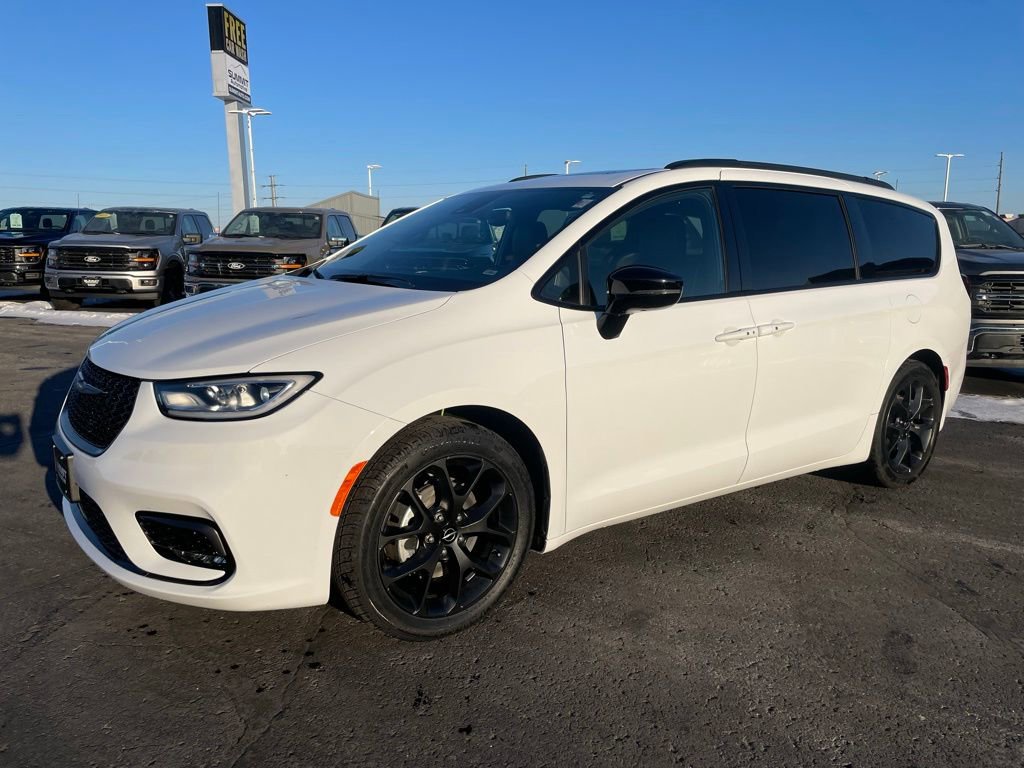 Used 2025 Chrysler Pacifica Limited image 6