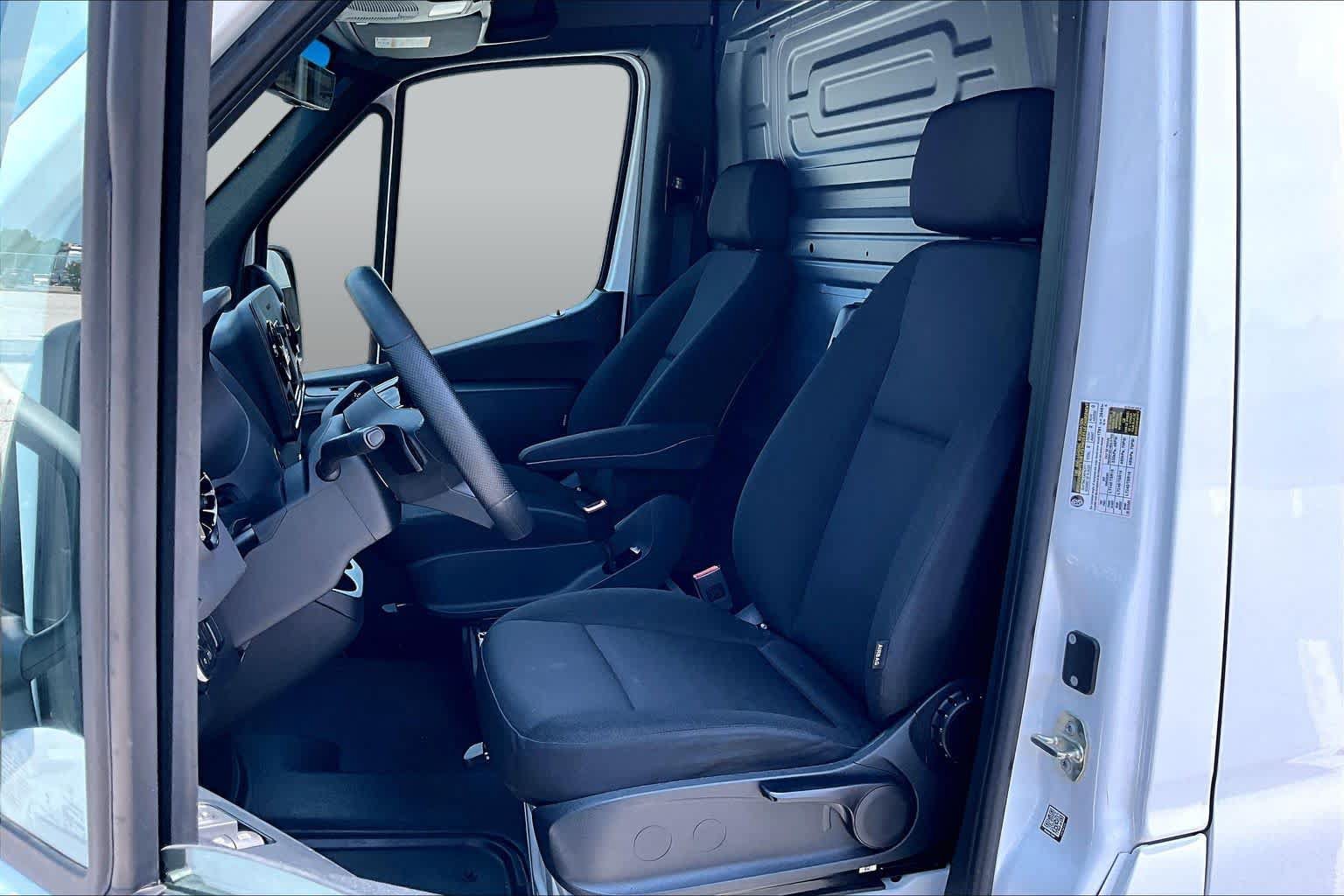 Used 2025 Mercedes-Benz Sprinter 2500 image 8