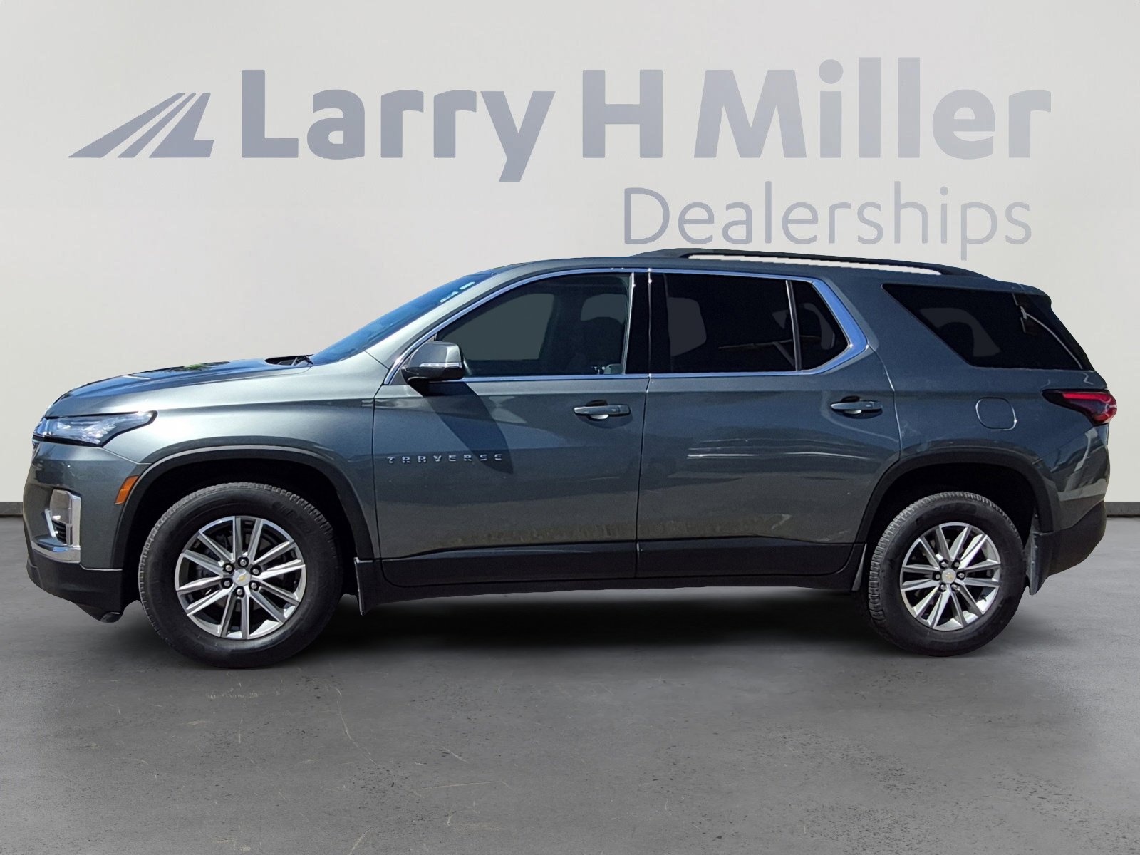 Used 2022 Chevrolet Traverse LT w/ LPO, Cargo Package AWD/4WD image 2