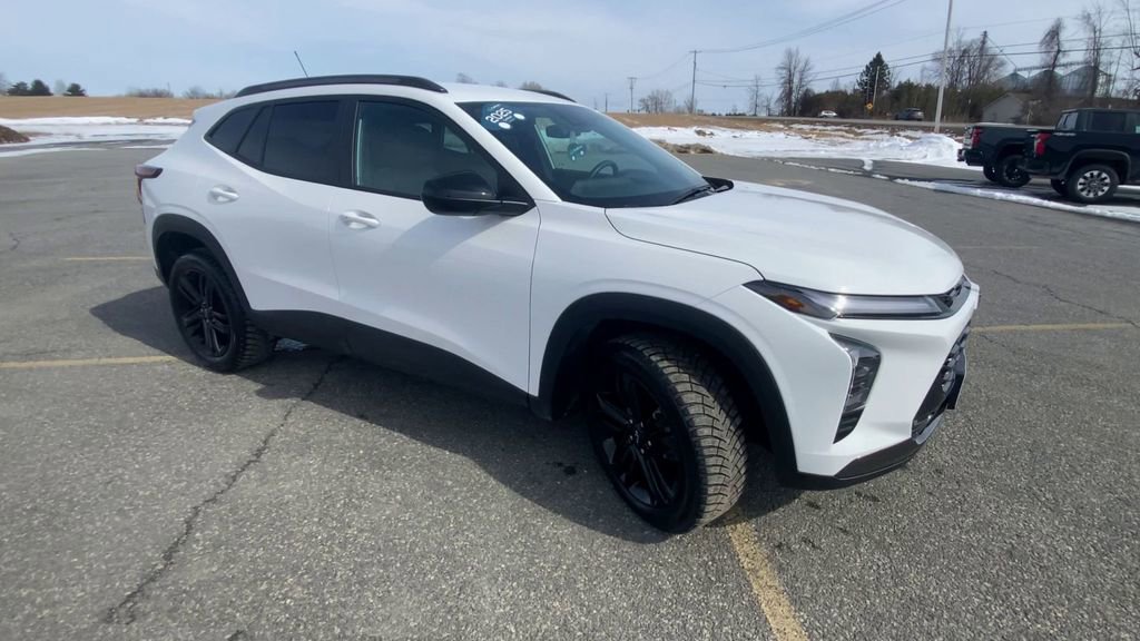 Used 2025 Chevrolet Trax ACTIV w/ Driver Confidence Package image 2