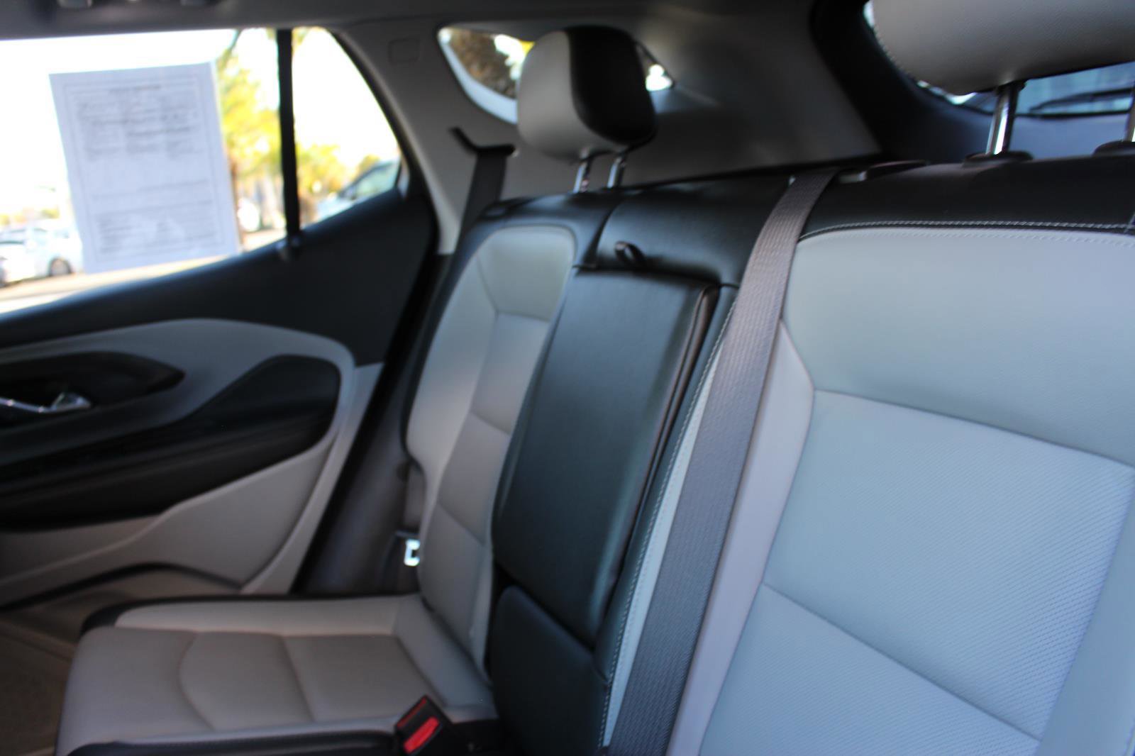 Used 2024 GMC Terrain SLT image 32