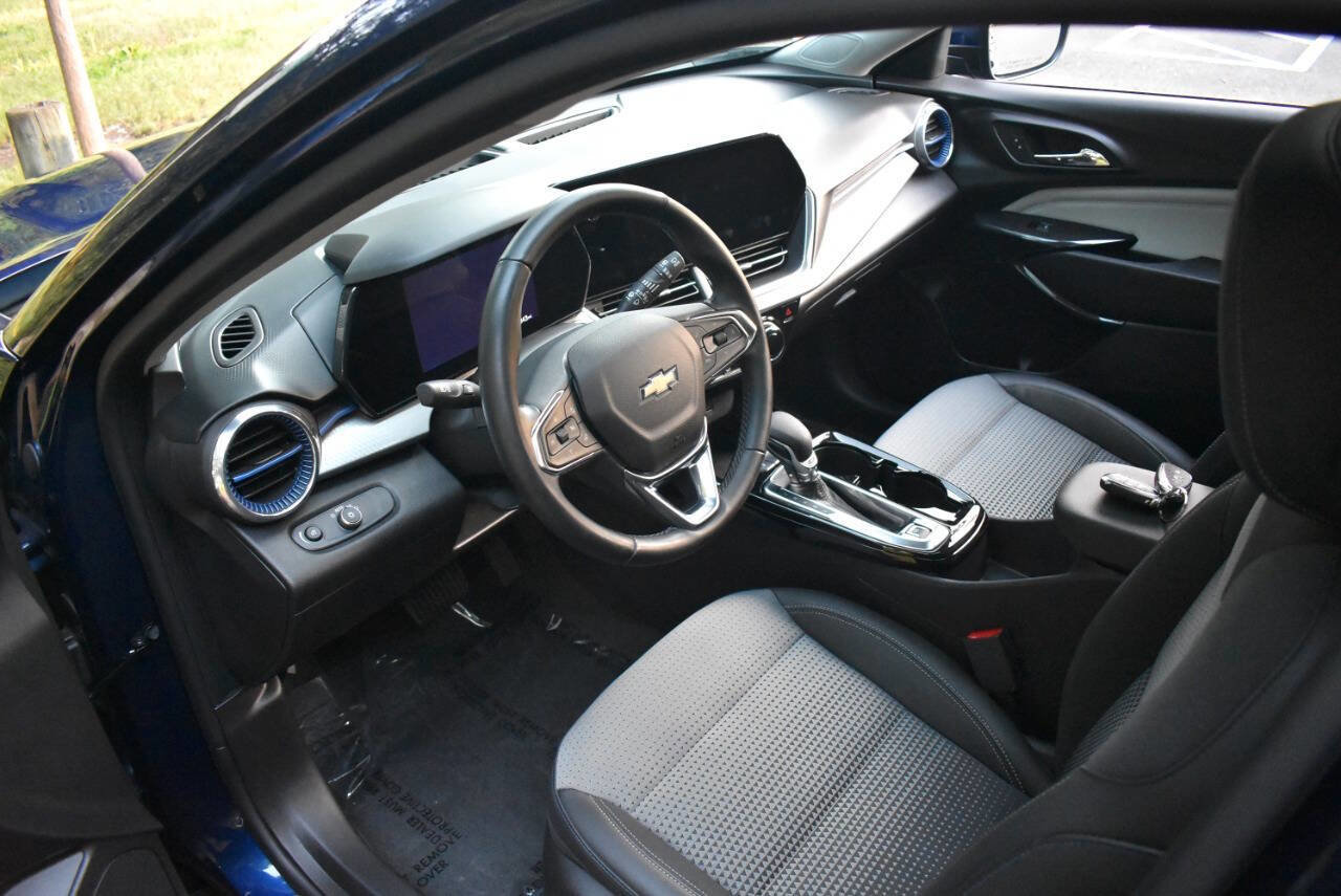 Used 2024 Chevrolet Trax LT w/ Sunroof Package FWD image 35