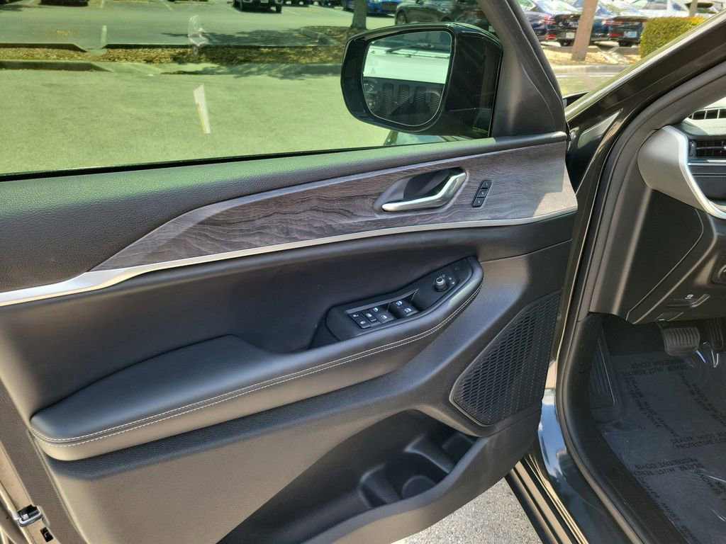 Used 2024 Jeep Grand Cherokee Limited w/ Black Appearance Package image 23