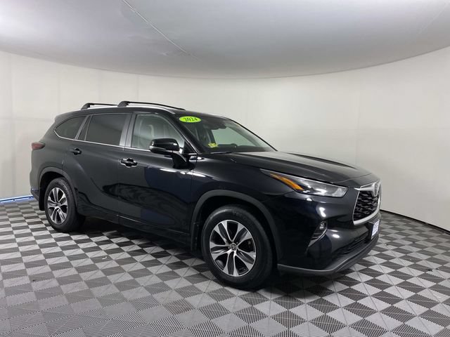 Used 2024 Toyota Highlander XLE AWD/4WD image 1