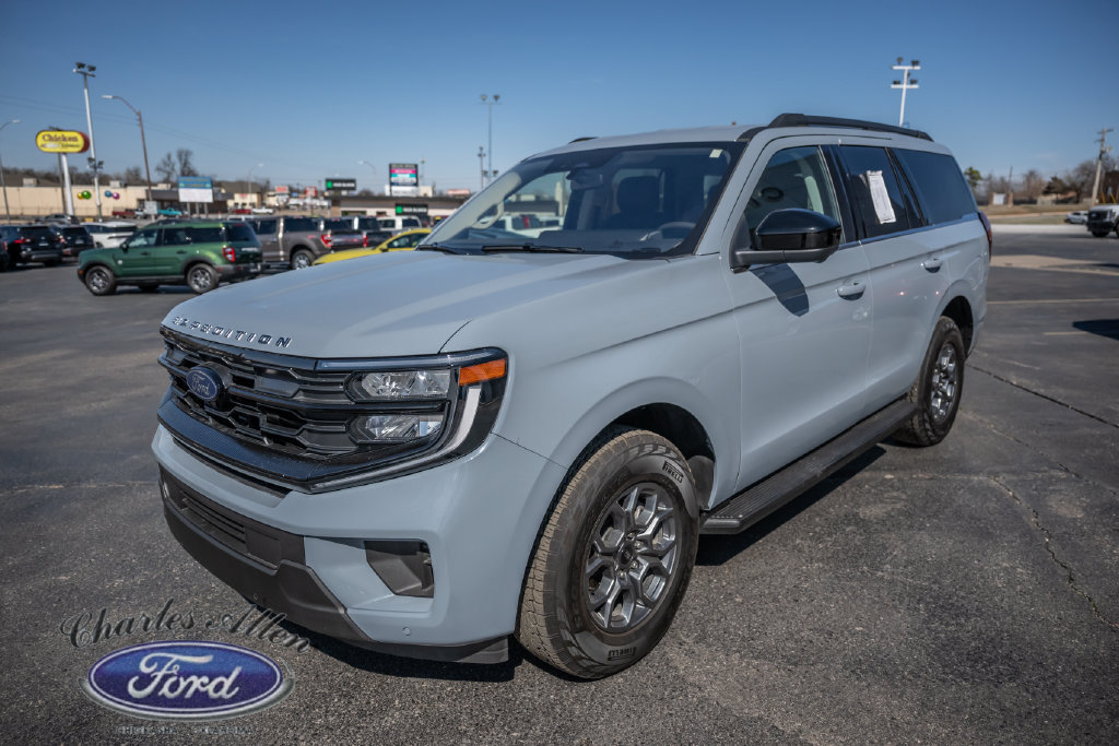 Used 2025 Ford Expedition Active AWD/4WD image 3