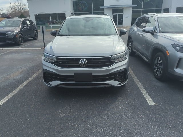 Certified 2024 Volkswagen Tiguan SE R-Line image 6