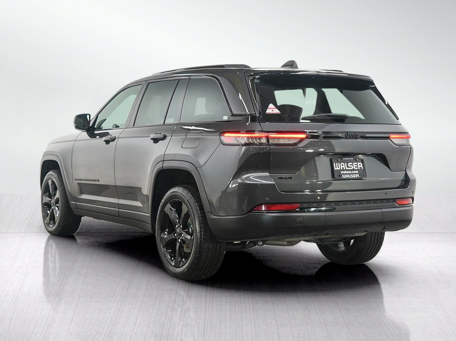 Used 2023 Jeep Grand Cherokee Altitude AWD/4WD image 3